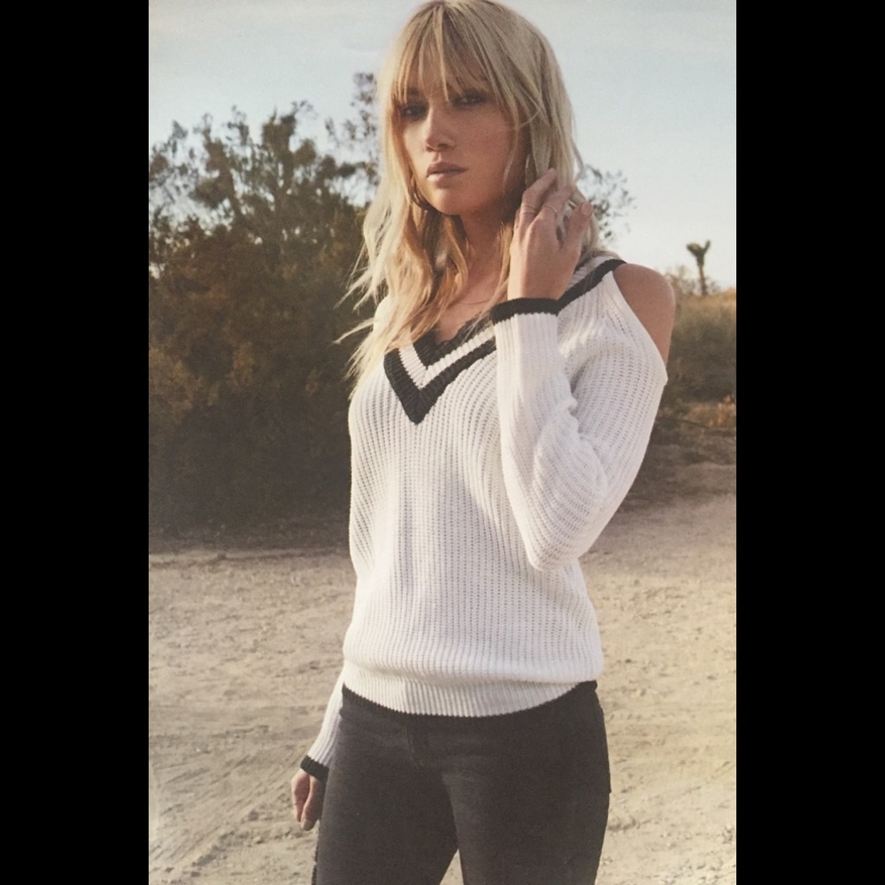 Amazing🖤Elan Cold shoulder V-neck Varsity sweater - Picture 3 of 5